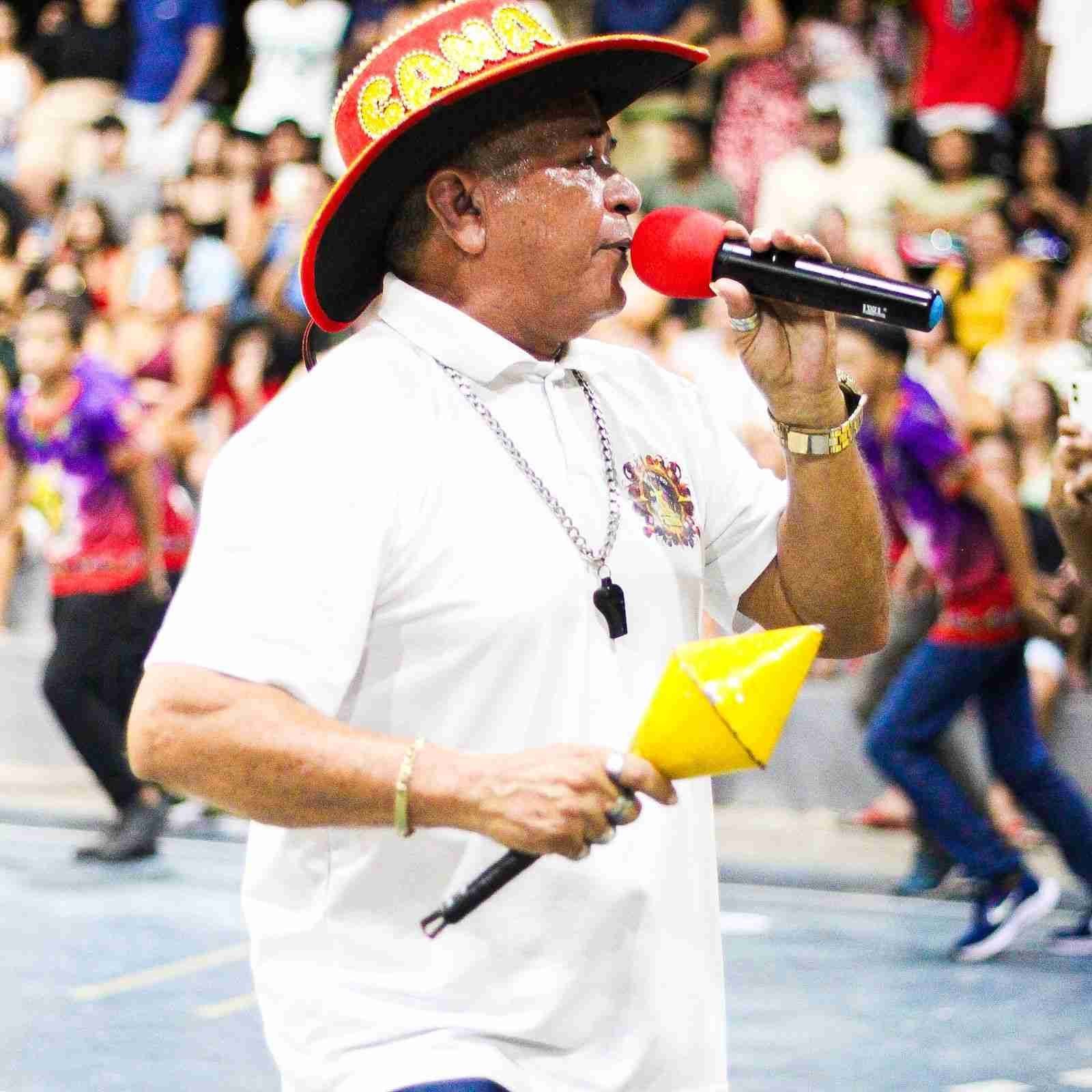 MÃºsico cantando com microfone e maracÃ¡