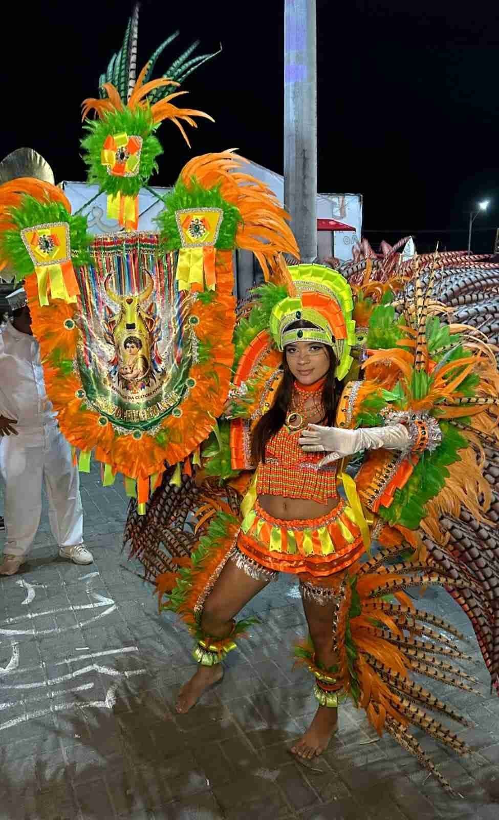 DanÃ§arina com estandarte colorido do Boi Novo