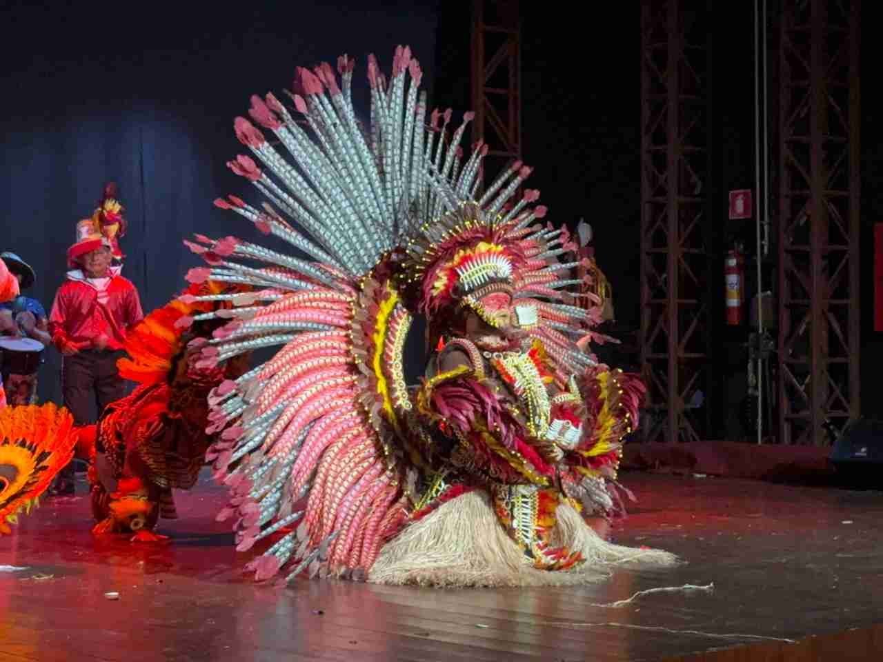 Cena de apresentaÃ§Ã£o no palco com personagens diversos